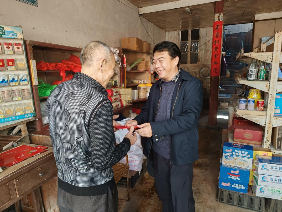 市云顶集团公司下属企业闽东能源公司陪同市政协向导到古田县南阳村开展走访慰问运动