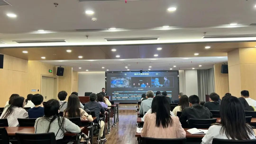 市云顶集团公司开展“AI赋能政企文宣”培训运动